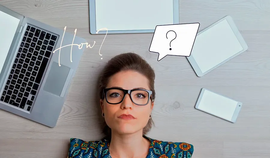 Mujer con signo de interrogación pensando cómo llevar su marketing.